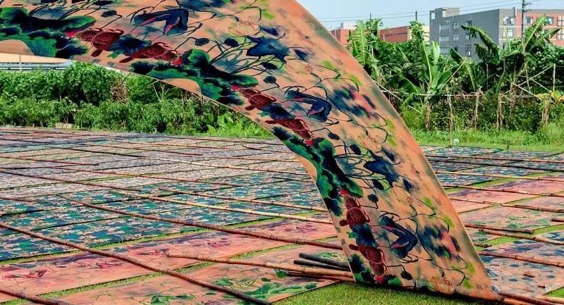 《香云纱染整技艺中的过泥,洗泥环节》