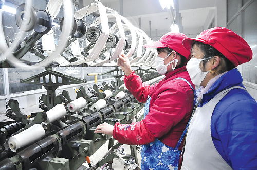 手把手地教新来员工操作机器